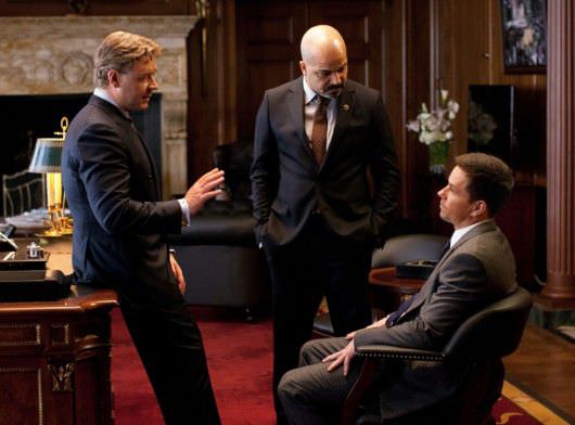 Mayor Hostetler (Russell Crowe) and Police Commissioner Fairbanks (Jeffery Wright), have a frank discussion with private investigator Billy Taggart (Mark Wahlberg). Photo by Alan Markfield, courtesy Twentieth Century Fox Film Corporation