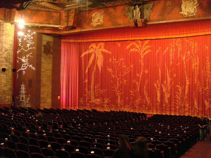 independent-movie-palace_Graumans2_Chinese-Theater_interior_photo-by-Bobak-HaEri-Wikipedia_Creative-Commons.jpg