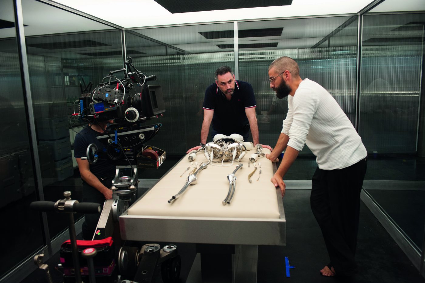 Ex Machina Writer Director Alex Garland Star Oscar Isaac Re Team