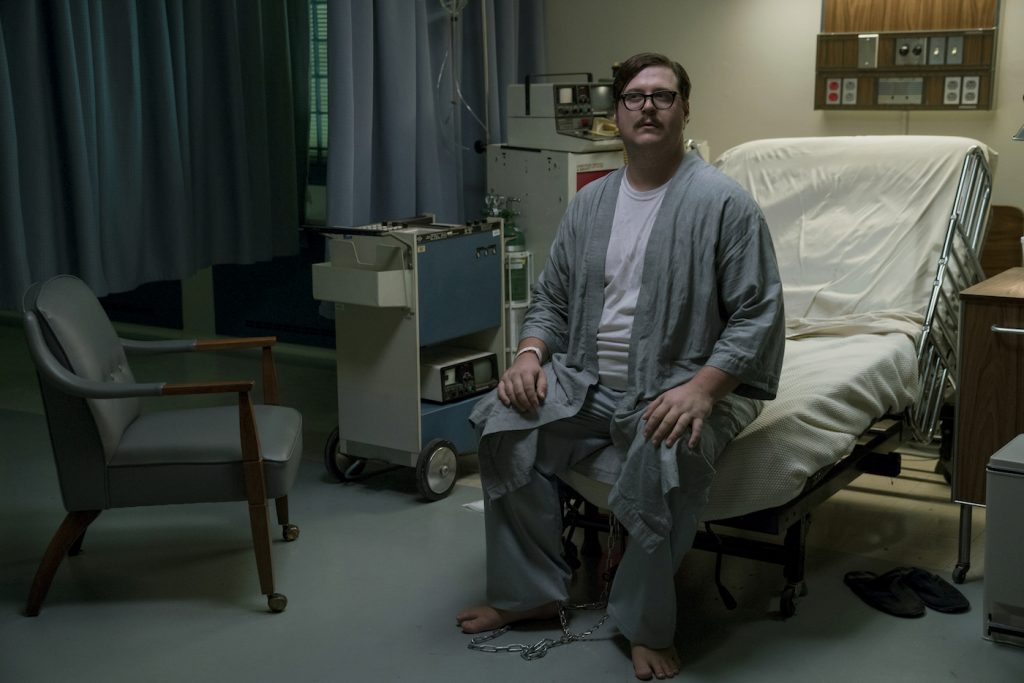 Cameron Britton in MINDHUNTER. PHOTO CREDIT: Merrick Morton/Netflix