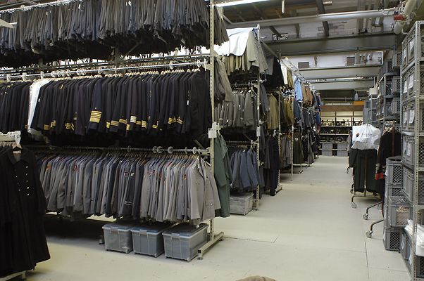 Uniform hall in the Theaterkunst. Die Theaterkunst GmbH ( Kostümausstattung ) baut ihre Hauptniederlassung in Berlin Schmargendorf aus. Auf 600 qm steht der größte Teil des Bestandes an historischen Uniformen und Zubehör - von der Pickelhaube bis zur Generalsuniform - zur Ansicht bereit. Berlin / Theaterkunst GmbH /Kostümausstattung / Film / Fernsehen / Requisiten / Uniform / Uniformen / historisch