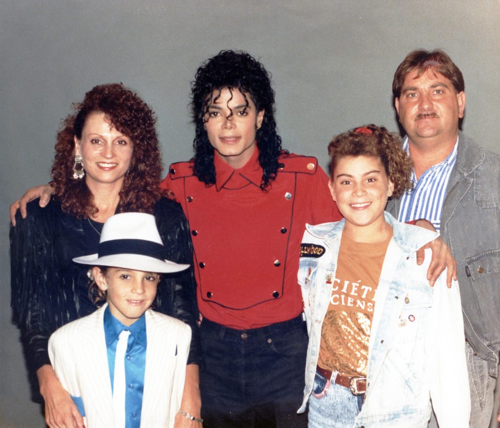 oy Robson, Wade Robson, Michael Jackson, Chantal Robson, Dennis Robson (1990). photo: Dan Reed/HBO