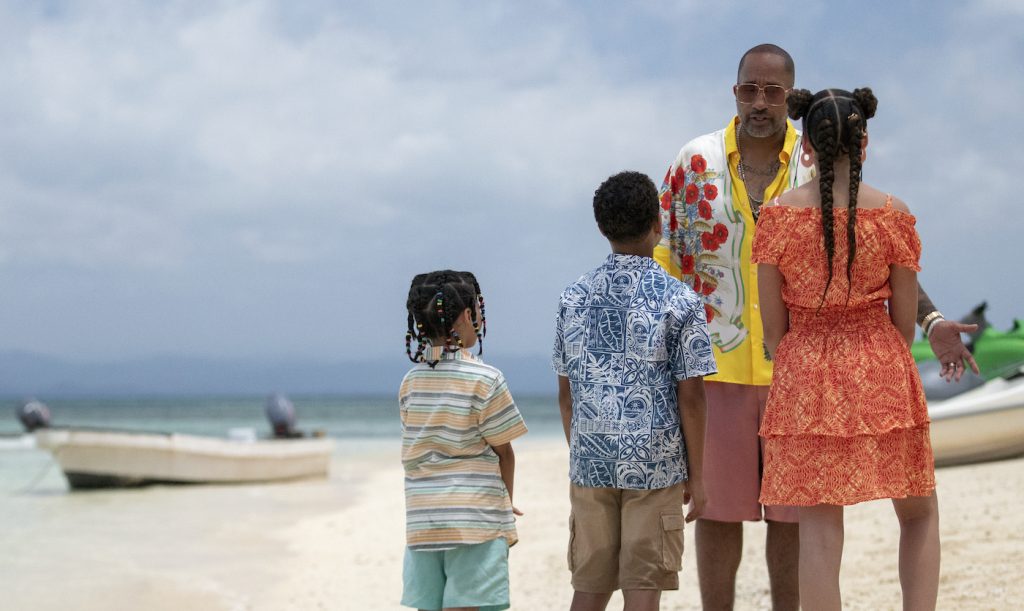 L to R) RAVI CABOT-CONYERS as KAM, JUSTIN CLAIBORNE as POPS, KENYA BARRIS as KENYA BARRIS and SCARLET SPENCER as IZZY in episode 8 of #BLACKAF. Cr. GABRIEL DELERME/NETFLIX © 2020