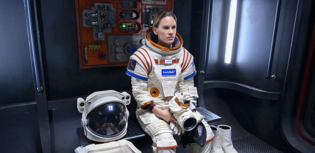 AWAY (L to R) HILARY SWANK as EMMA GREEN, in episode 101 of AWAY. Cr. DIYAH PERA/NETFLIX © 2020