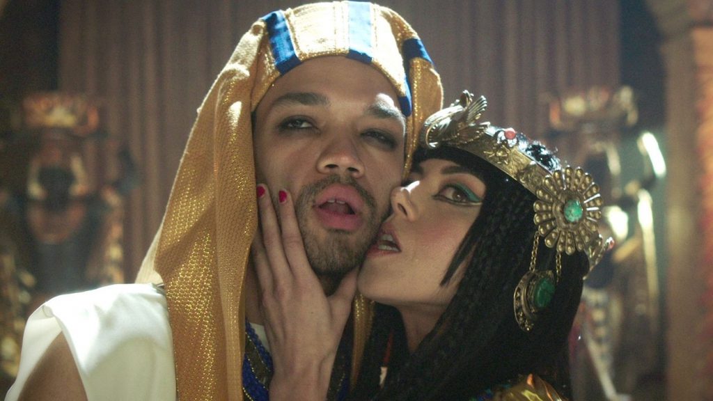 L-R: Justice Smith as Ptolemy and Aubrey Plaza as Cleopatra in 