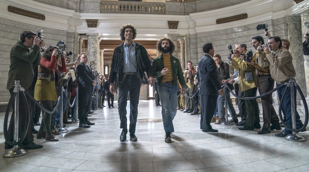 THE TRIAL OF THE CHICAGO 7 (L to R) SACHA BARON COHEN as Abbie Hoffman, JEREMY STRONG as Jerry Rubin in THE TRIAL OF THE CHICAGO 7. Cr. NIKO TAVERNISE/NETFLIX © 2020