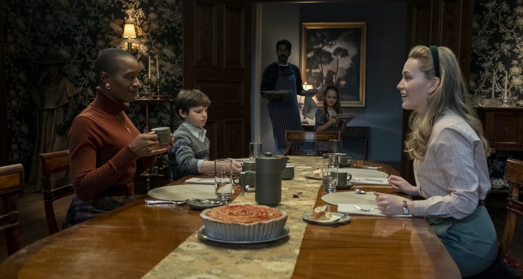 THE HAUNTING OF BLY MANOR (L to R) T'NIA MILLER as HANNAH, BENJAMIN EVAN AINSWORTH as MILES, RAHUL KOHLI as OWEN, AMELIE SMITH as FLORA, and VICTORIA PEDRETTI as DANI in episode 101 of THE HAUNTING OF BLY MANOR Cr. EIKE SCHROTER/NETFLIX © 2020