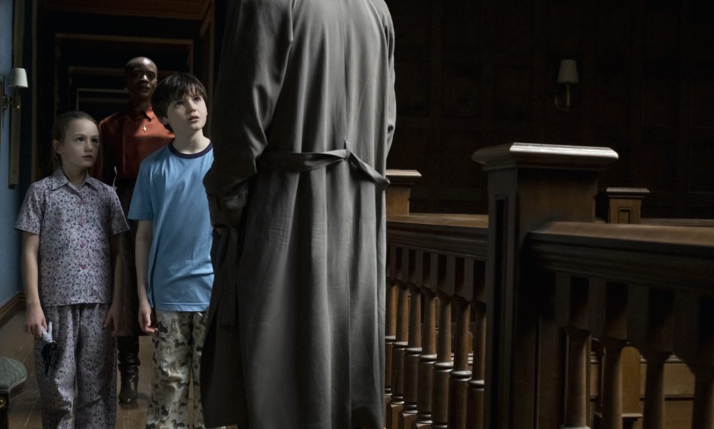 THE HAUNTING OF BLY MANOR (L to R) AMELIE SMITH as FLORA, T'NIA MILLER as HANNAH, and BENJAMIN EVAN AINSWORTH as MILES in THE HAUNTING OF BLY MANOR Cr. EIKE SCHROTER/NETFLIX © 2020