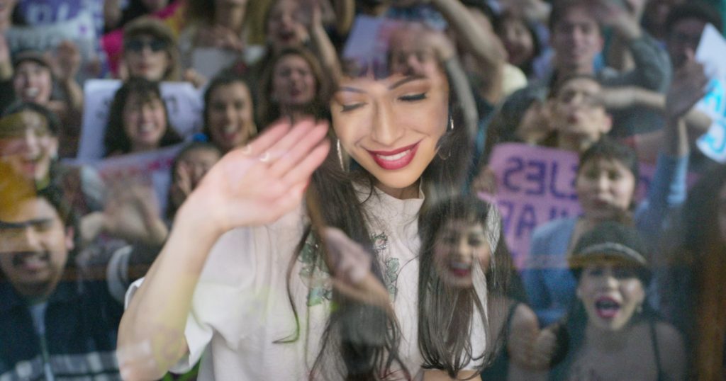 SELENA THE SERIES (L to R) CHRISTIAN SERRATOS as SELENA QUINTANILLA in episode 101 of SELENA THE SERIES Cr. NETFLIX © 2020