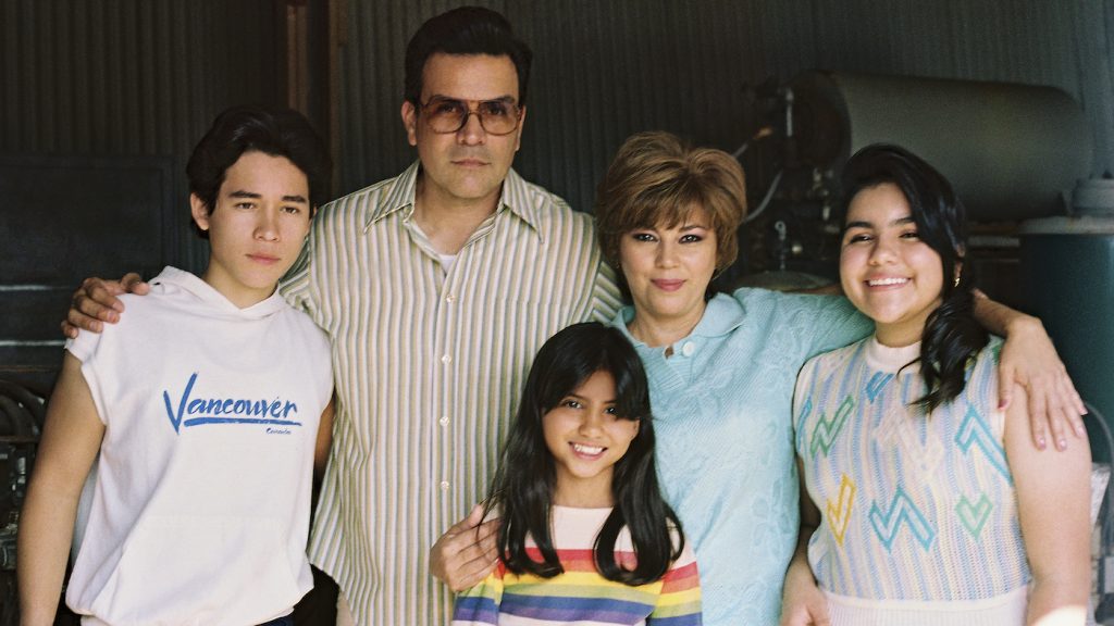 SELENA THE SERIES (L to R) JUAN MARTINEZ as YOUNG A.B QUINTANILLA and RICARDO CHAVIRA as ABRAHAM QUINTANILLA and MADISON TAYLOR BAEZ as YOUNG SELENA QUINTANILLA and SEIDY LOPEZ as MARCELLA QUINTANILLA and DANIELA ESTRADA as YOUNG SUZETTE QUINTANILLA in SELENA THE SERIES Cr. Sara Khalid/NETFLIX © 2020