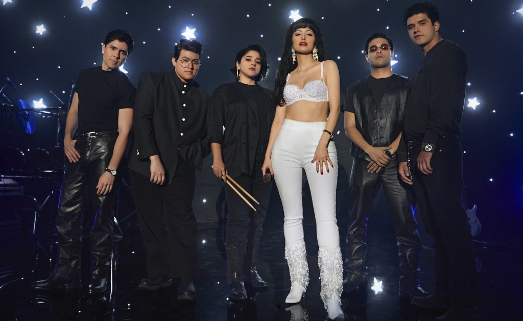 SELENA THE SERIES (L to R) CARLOS ALFREDO JR. as JOE OJEDAand HUNTER REESE PENA as RICKY VELA and NOEMI GONZALEZ as SUZETTE QUINTANILLA and CHRISTIAN SERRATOS as SELENA QUINTANILLA and GABRIEL CHAVARRIA as A.B QUINTANILLA and JESSE POSEY as CHRIS PEREZ in Trailer of SELENA THE SERIES Cr. Michael Lavine/NETFLIX © 2020