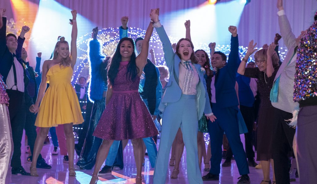 THE PROM (L to R) NICO GREETHAM as NICK, LOGAN RILEY HASSEL as KAYLEE, ARIANA DEBOSE as ALYSSA GREENE, ANDREW RANNELLS as TRENT OLIVER, JO ELLEN PELLMAN as EMMA, SOFIA DELER as SHELBY, NATHANIEL POTVIN as KEVIN, TRACEY ULLMAN as VERA, JAMES CORDEN as BARRY GLICKMAN in THE PROM. Cr. MELINDA SUE GORDON/NETFLIX © 2020