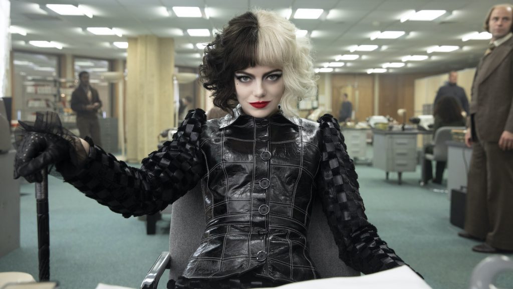 Emma Stone as Cruella in Disney’s live-action CRUELLA. Photo by Laurie Sparham. © 2021 Disney Enterprises, Inc. All Rights Reserved.