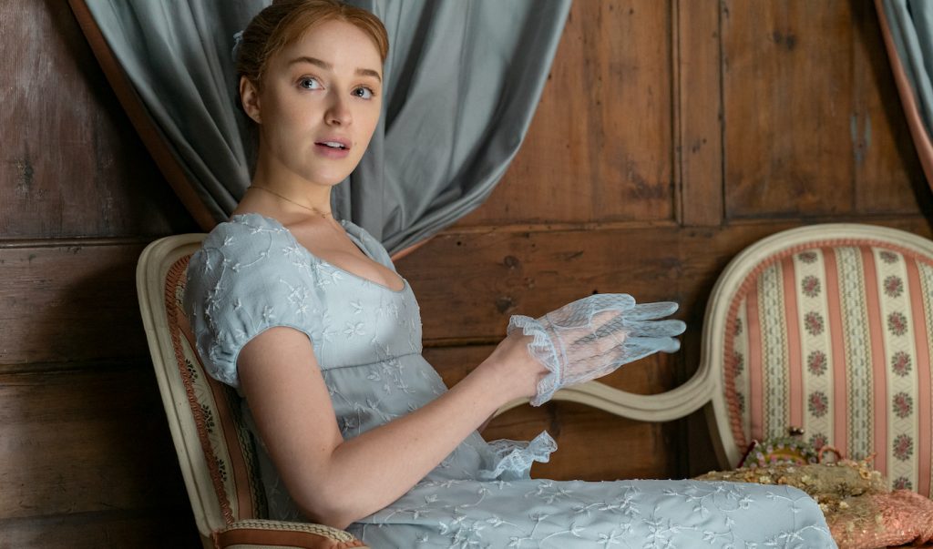 BRIDGERTON (L to R) PHOEBE DYNEVOR as DAPHNE BRIDGERTON in episode 102 of BRIDGERTON Cr. LIAM DANIEL/NETFLIX © 2020