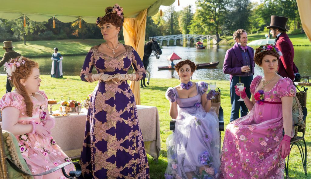 BRIDGERTON (L to R) NICOLA COUGHLAN as PENELOPE FEATHERINGTON, POLLY WALKER as PORTIA FEATHERINGTON, HARRIET CAINS as PHILLIPA FEATHERINGTON, BEN MILLER as LORD FEATHERINGTON and BESSIE CARTER as PRUDENCE FEATHERINGTON in episode 102 of BRIDGERTON Cr. LIAM DANIEL/NETFLIX © 2020