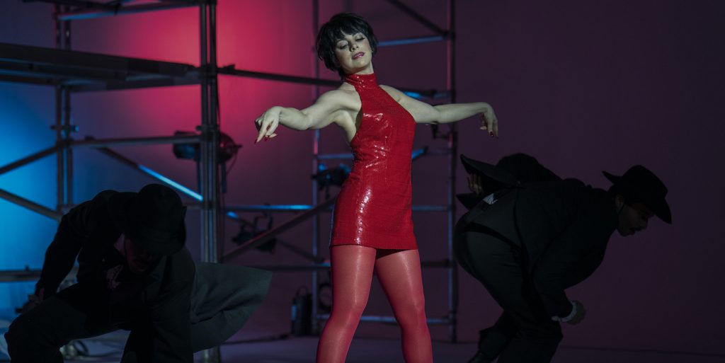 HALSTON (L to R) KRYSTA RODRIGUEZ as LIZA MINNELLI in episode 102 of HALSTON Cr. ATSUSHI NISHIJIMA/NETFLIX © 2021