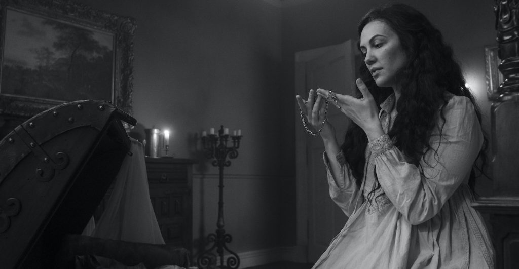 THE HAUNTING OF BLY MANOR (L to R) KATE SIEGEL as VIOLA in episode 108 of THE HAUNTING OF BLY MANOR Cr. EIKE SCHROTER/NETFLIX © 2020