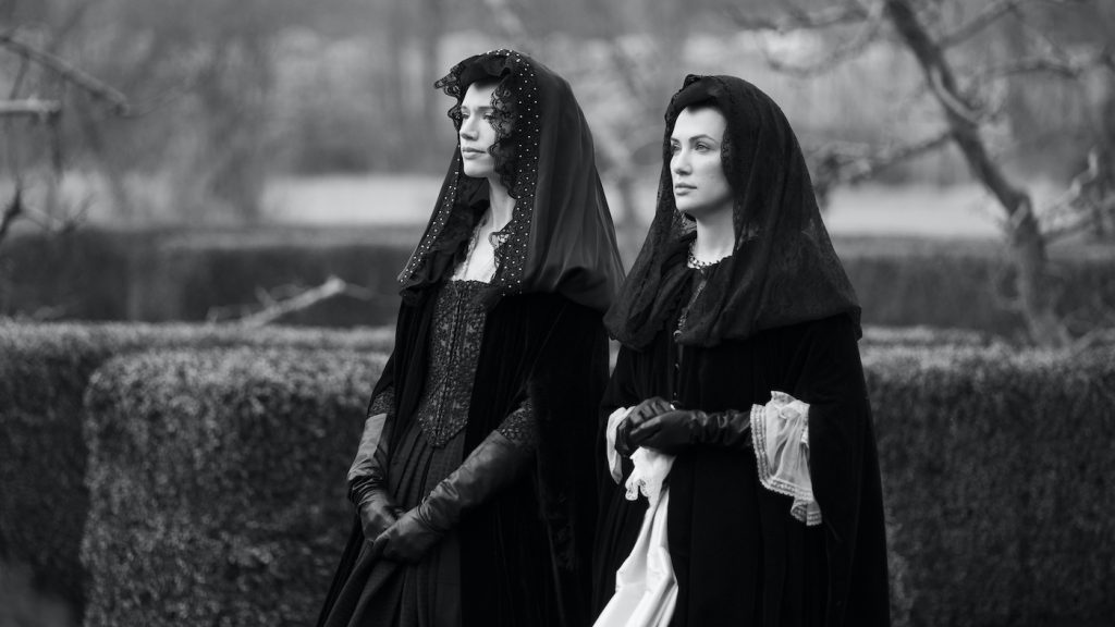 THE HAUNTING OF BLY MANOR (L to R) CATHERINE PARKER as PERDITA and KATE SIEGEL as VIOLA in episode 108 of THE HAUNTING OF BLY MANOR Cr. EIKE SCHROTER/NETFLIX © 2020
