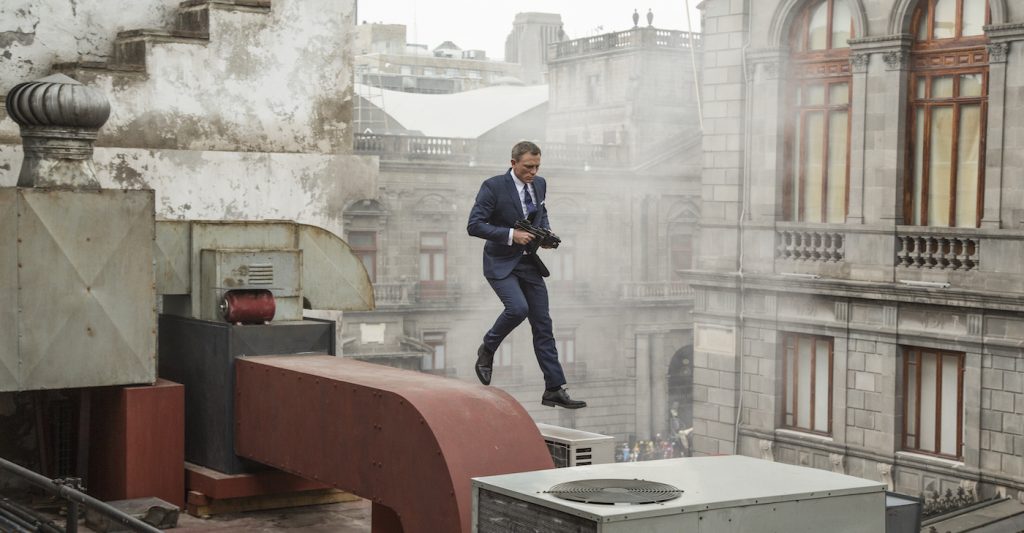 Bond (Daniel Craig) runs along the rooftops in pursuit of Sciarra in Mexico City in Metro-Goldwyn-Mayer Pictures/Columbia Pictures/EON Productions’ action adventure SPECTRE. Photo by Jonathan Olley.