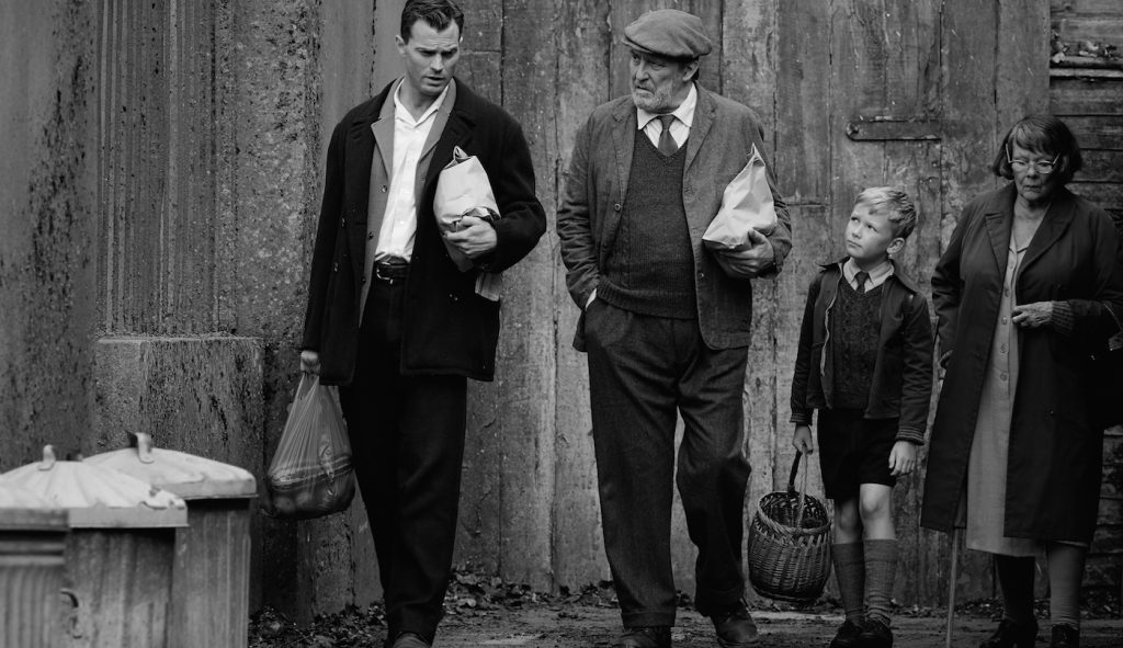 (L to R) Jamie Dornan as "Pa", Ciarán Hinds as "Pop", Jude Hill as "Buddy", and Judi Dench as "Granny" in director Kenneth Branagh's BELFAST, a Focus Features release. Credit : Rob Youngson / Focus Features