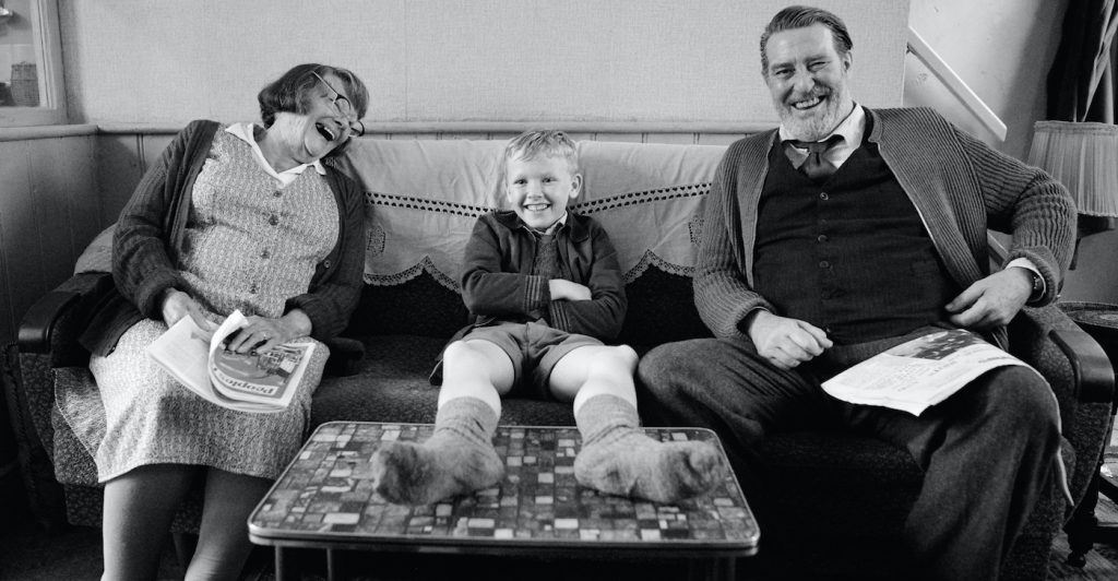 (L to R) Judi Dench as "Granny", Jude Hill as "Buddy" and Ciarán Hinds as "Pop" in director Kenneth Branagh's BELFAST, a Focus Features release. Credit : Rob Youngson / Focus Features