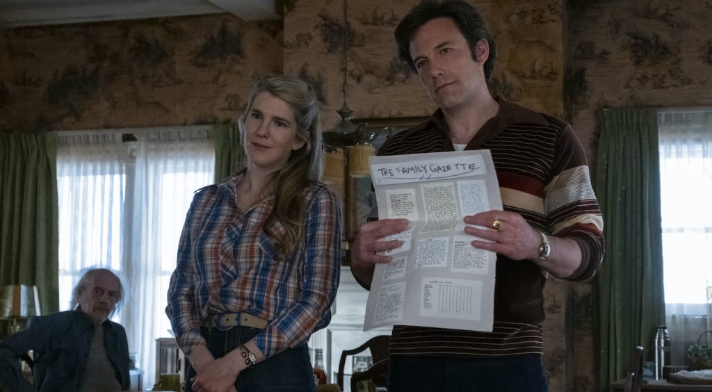 CHRISTOPHER LLOYD, LILY RABE and BEN AFFLECK star in TENDER BAR Photo: CLAIRE FOLGER © AMAZON CONTENT SERVICES LLC