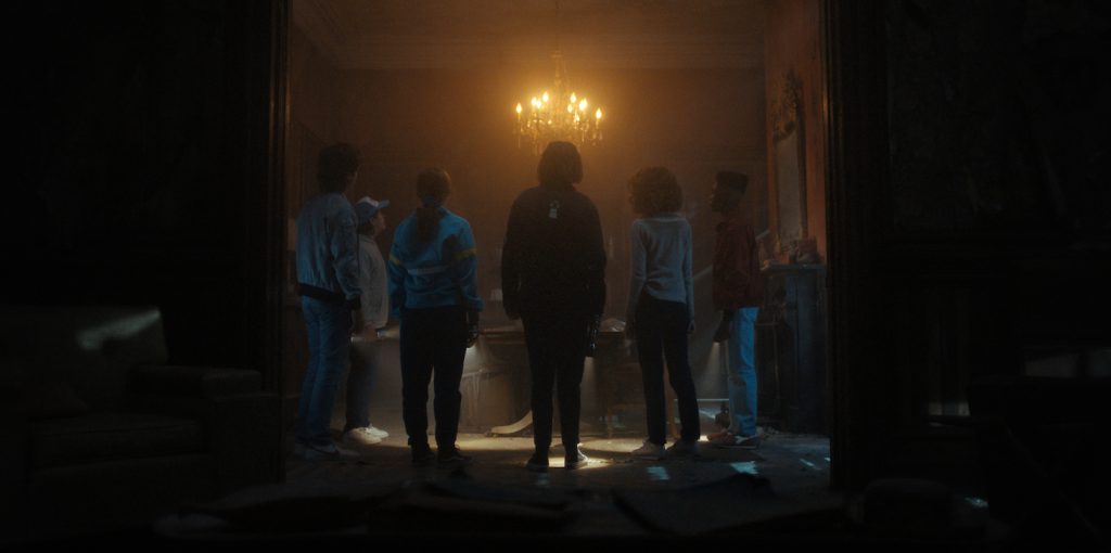 STRANGER THINGS. (L to R) Joe Keery as Steve Harrington, Gaten Matarazzo as Dustin Henderson, Sadie Sink as Max Mayfield, Finn Wolfhard as Mike Wheeler, Natalia Dyer as Nancy Wheeler, and Caleb McLaughlin as Lucas Sinclair in STRANGER THINGS. Cr. Courtesy of Netflix © 2022