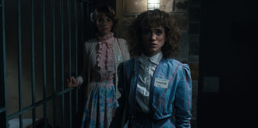 STRANGER THINGS. (L to R) Maya Hawke as Robin Buckley and Natalia Dyer as Nancy Wheeler in STRANGER THINGS. Cr. Courtesy of Netflix  © 2022