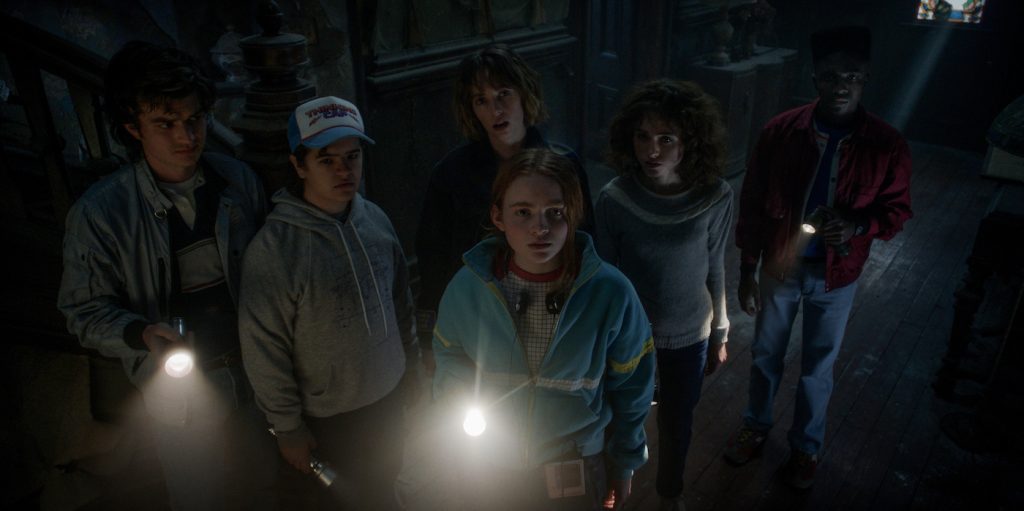 STRANGER THINGS. (L to R) Joe Keery as Steve Harrington, Gaten Matarazzo as Dustin Henderson, Maya Hawke as Robin Buckley, Sadie Sink as Max Mayfield, Natalia Dyer as Nancy Wheeler, and Caleb McLaughlin as Lucas Sinclair in STRANGER THINGS. Cr. Courtesy of Netflix © 2022