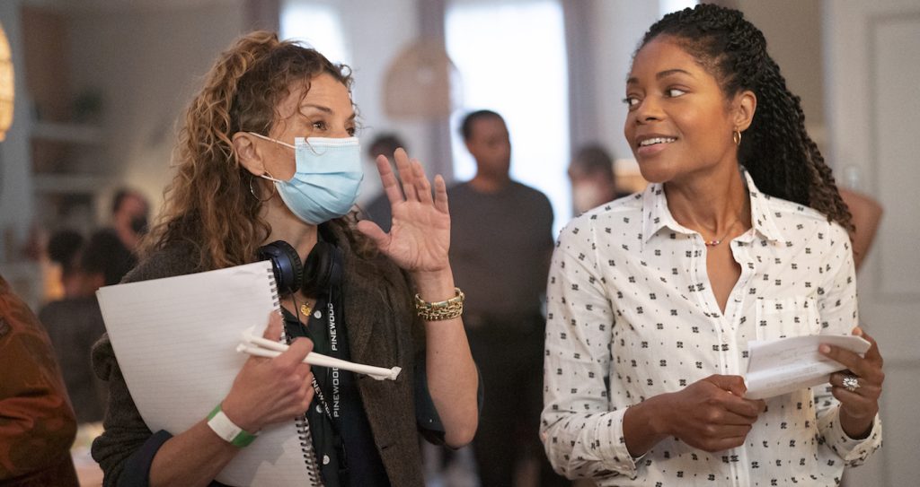 (L-R): Executive Producer and Writer Jenny Lumet and Naomie Harris on the set of THE MAN WHO FELL TO EARTH. Photo credit: Aimee Spinks/SHOWTIME.