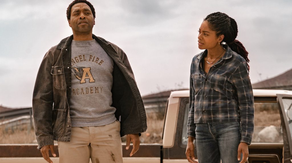 (L-R): Chiwetel Ejiofor as Faraday and Naomie Harris as Justin Falls in THE MAN WHO FELL TO EARTH, “Hallo Spaceboy”. Photo credit: Rico Torres/SHOWTIME.