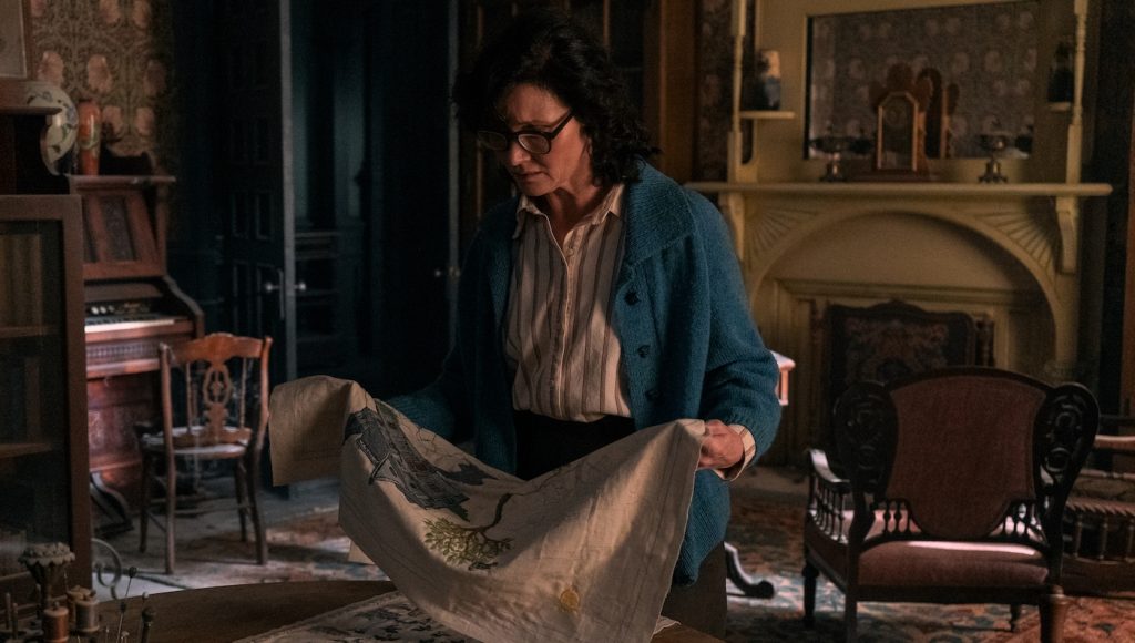 Guillermo del Toro's Cabinet of Curiosities. Essie Davis as Nancy Bradley in episode “The Murmuring” of Guillermo del Toro's Cabinet of Curiosities. Cr. David Lee/Netflix © 2022