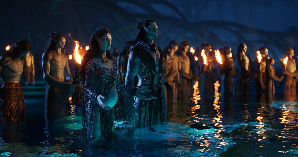 (L-R): Ronal (Kate Winslet), Tonowari (Cliff Curtis), and the Metkayina clan in 20th Century Studios' AVATAR: THE WAY OF WATER. Photo courtesy of 20th Century Studios. © 2022 20th Century Studios. All Rights Reserved.