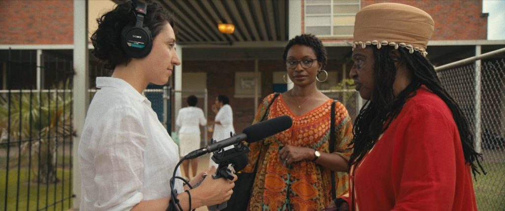 Veda Tunstall (center) and Vernetta Henson (R). Cr. Participant/Courtesy of Netflix © 2022