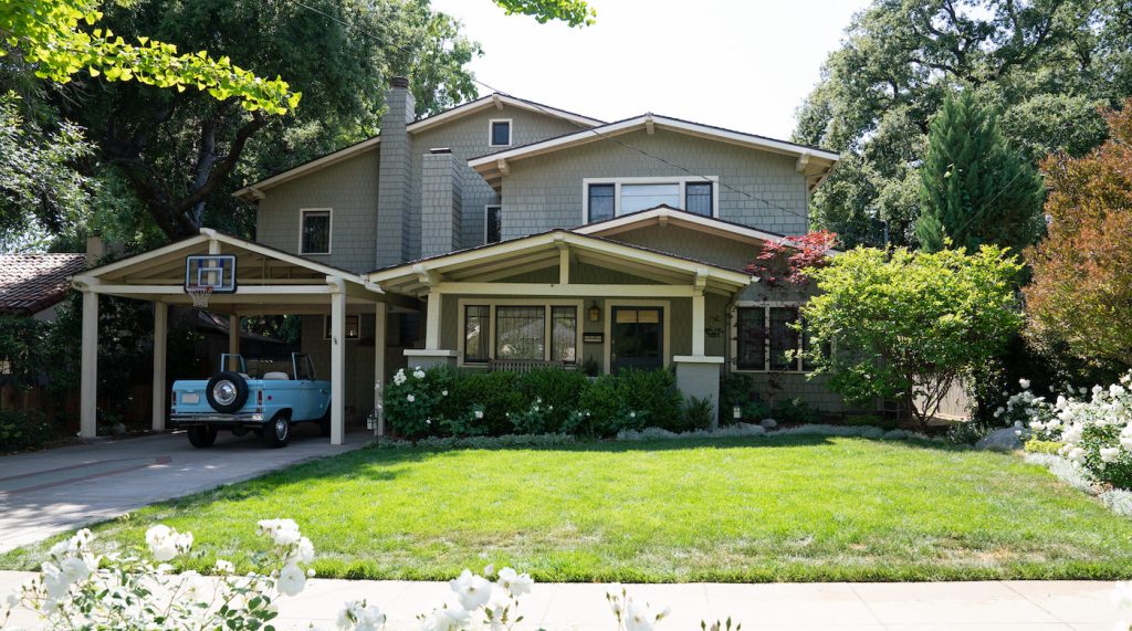 Jimmy (Jason Segal) and Alice's house in "Shrinking." Credit: Courtesy of Apple