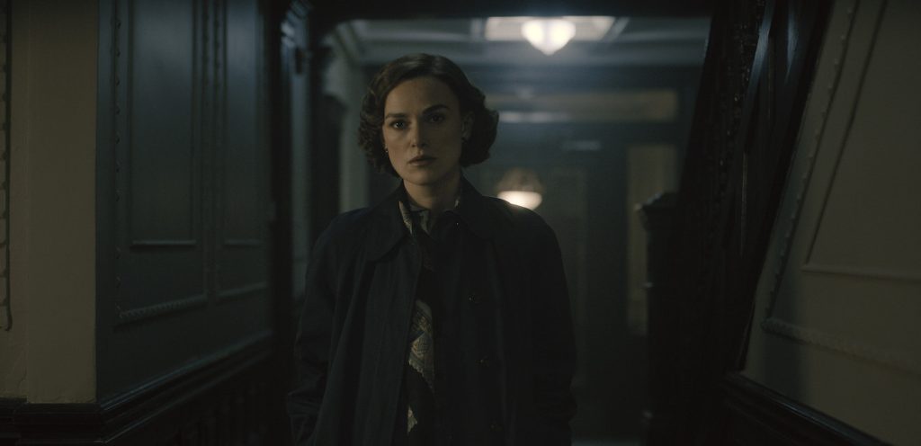 Keira Knightley as Loretta McLaughlin in 20th Century Studios' BOSTON STRANGLER, exclusively on Hulu. Photo courtesy of 20th Century Studios. © 2022 20th Century Studios. All Rights Reserved.